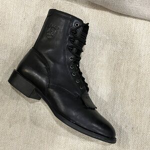 Ariat Men's size 9 wide Black laced Leather heritage kiltie Boots style 32501